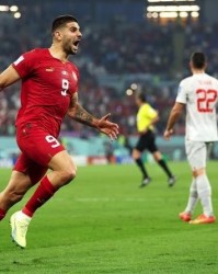  尤文绝杀罗马登顶积分榜，弗拉霍维奇补时建功  