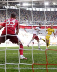  法兰克福客场逆袭上演德甲精彩逆转好戏