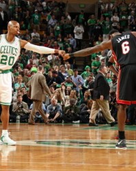  霍勒迪生死时刻封盖雄鹿险胜凯尔特人获关键卡位战