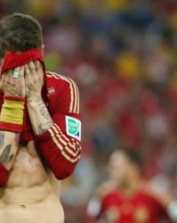  曼联争议红牌引热议，B费染红离场球队惨遭绝杀  