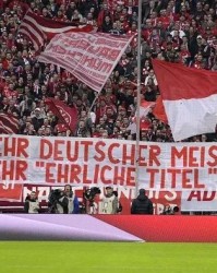  波鸿球迷横幅抗议俱乐部管理层  