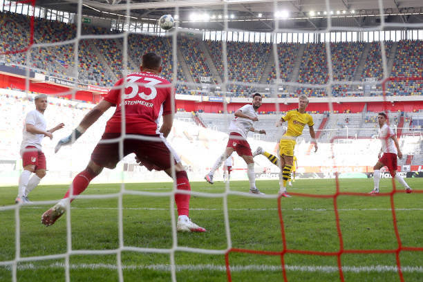  法兰克福客场逆袭上演德甲精彩逆转好戏