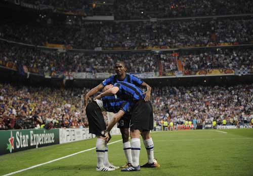  门兴格拉德巴赫主场雨战告捷，湿滑场地成就经典战役